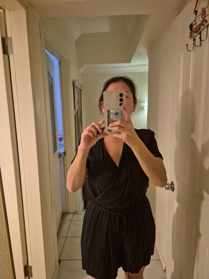 Siyah V Yaka Kısa Kollu Midi Tulum - Görsel 4