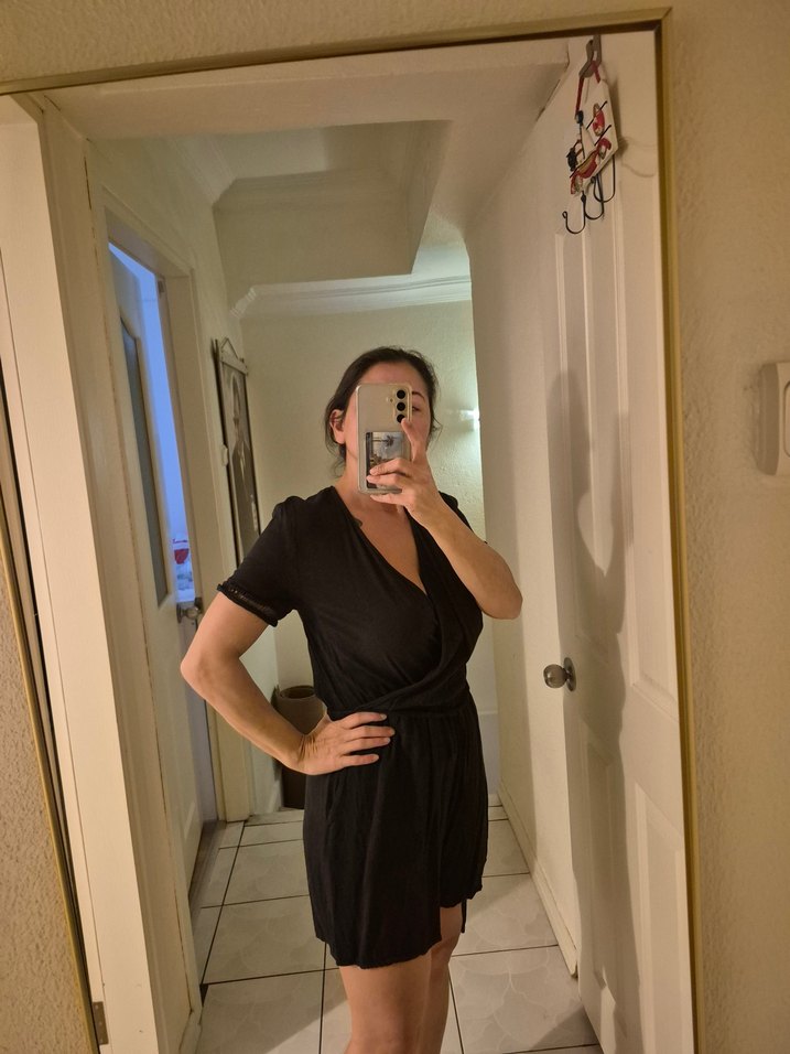 Siyah V Yaka Kısa Kollu Midi Tulum - Görsel 3