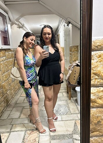 Zincir ve Sırt detaylı Elbise