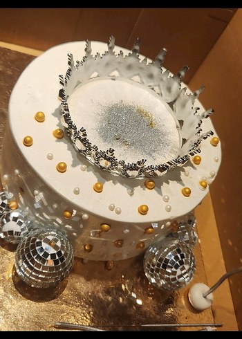 Parlak Beyaz Payetli Pasta Tacı - Görsel 3