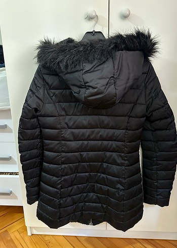 GUESS Siyah Kürklü Kadın Kışlık kapüşonlu Mont - Görsel 3