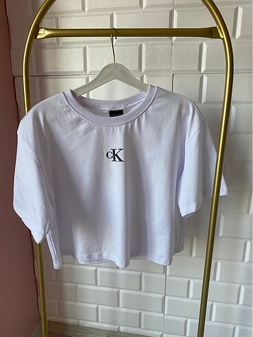 Beyaz tshirt etiketli sıfır ürün