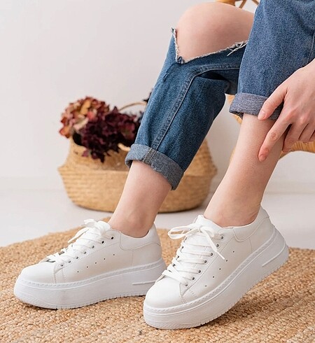 Beyaz spor ayakkabı sneaker model