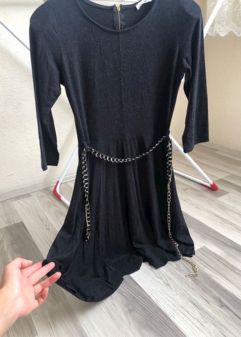 Zincir kemer Detaylı Siyah Pileli elbise - Görsel 4