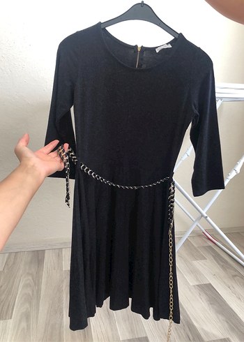 Zincir kemer Detaylı Siyah Pileli elbise - Görsel 2