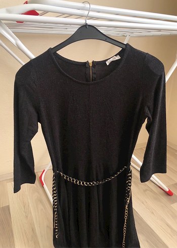 Zincir kemer Detaylı Siyah Pileli elbise - Görsel 3