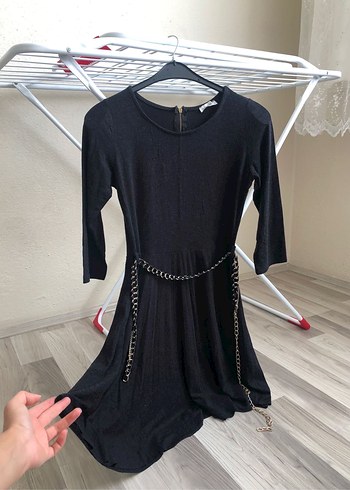 Zincir kemer Detaylı Siyah Pileli elbise - Görsel 5