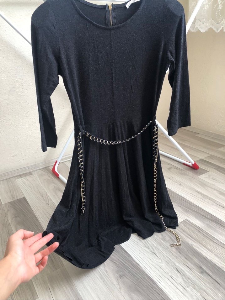 Zincir kemer Detaylı Siyah Pileli elbise - Görsel 4