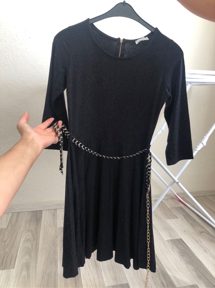 Zincir kemer Detaylı Siyah Pileli elbise - Görsel 2