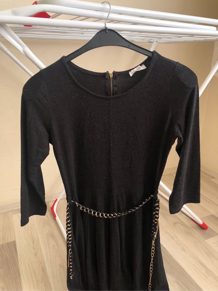 Zincir kemer Detaylı Siyah Pileli elbise - Görsel 3