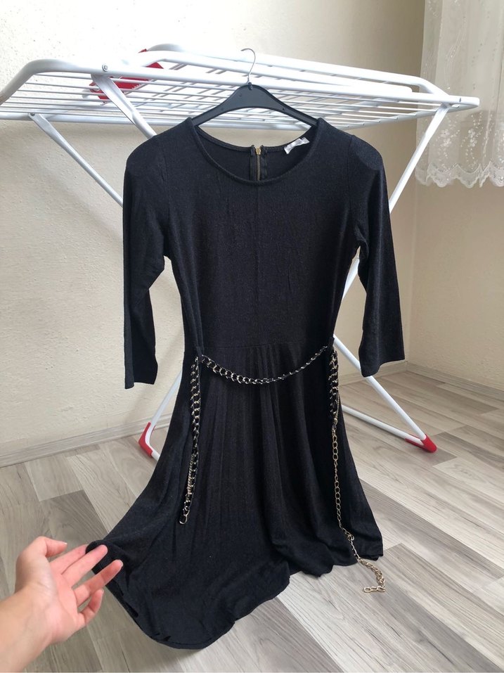 Zincir kemer Detaylı Siyah Pileli elbise - Görsel 5