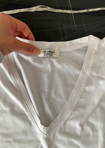 Beyaz V Yaka vatkalı kadın tişört - Görsel 2