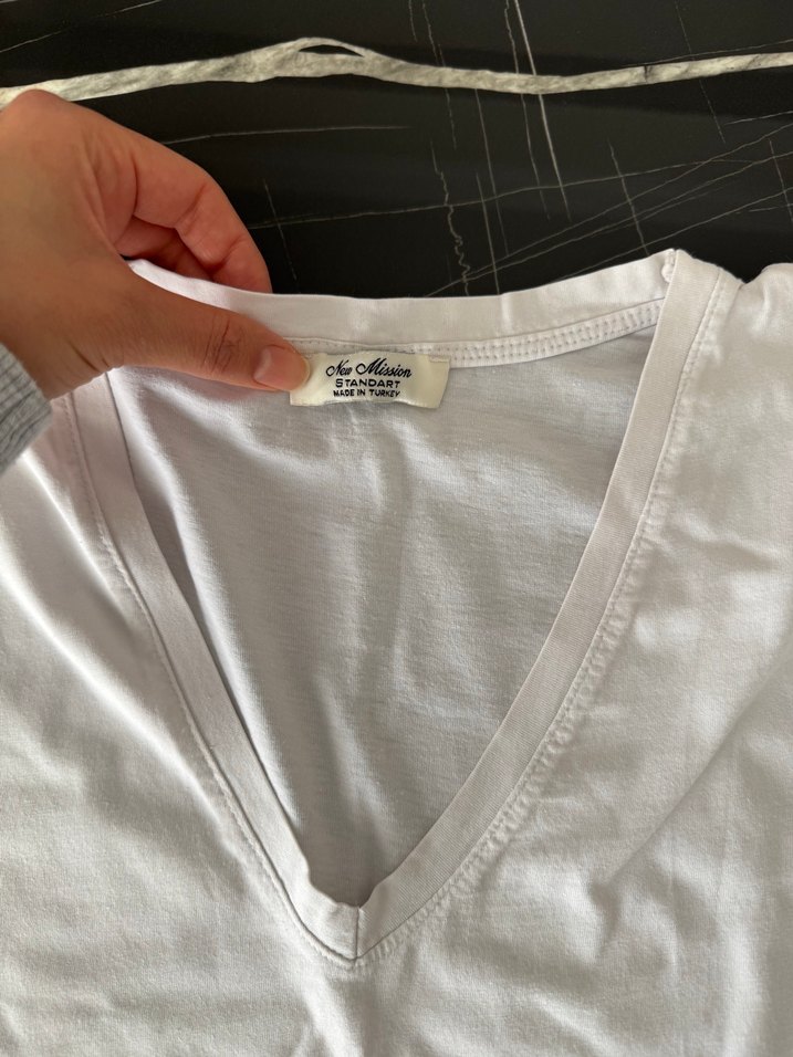 Beyaz V Yaka vatkalı kadın tişört - Görsel 2