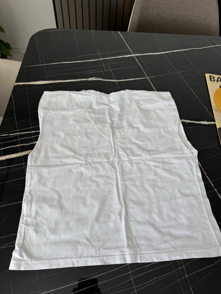 Beyaz V Yaka vatkalı kadın tişört - Görsel 3