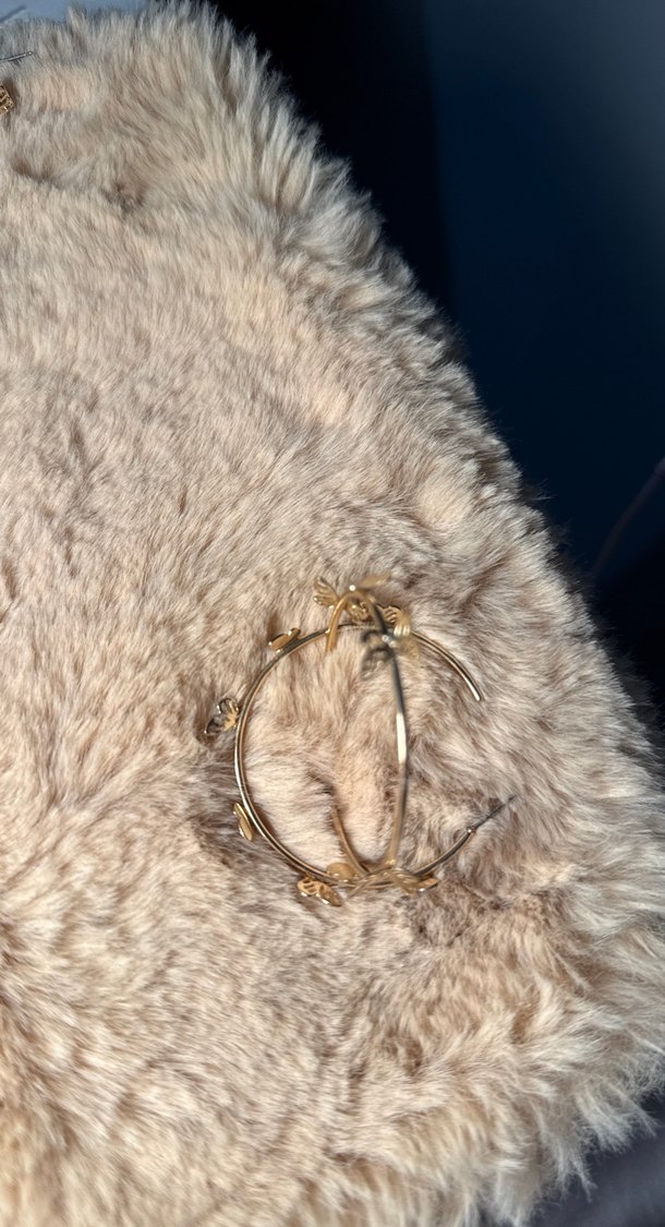 Kelebek Detaylı Altın Renk Halka Küpe - Görsel 3