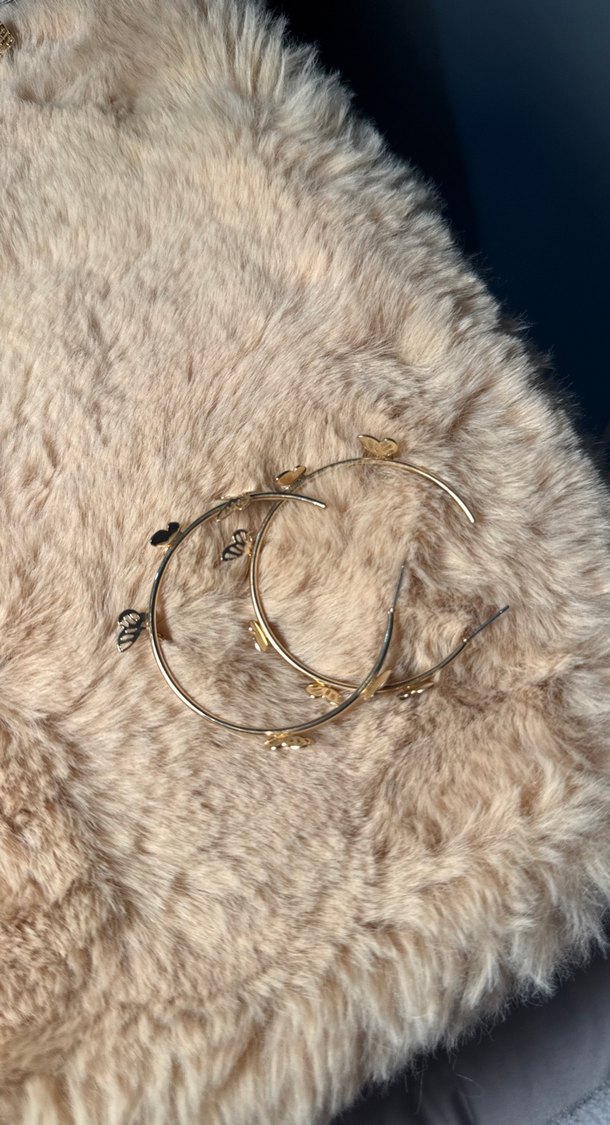 Kelebek Detaylı Altın Renk Halka Küpe - Görsel 2