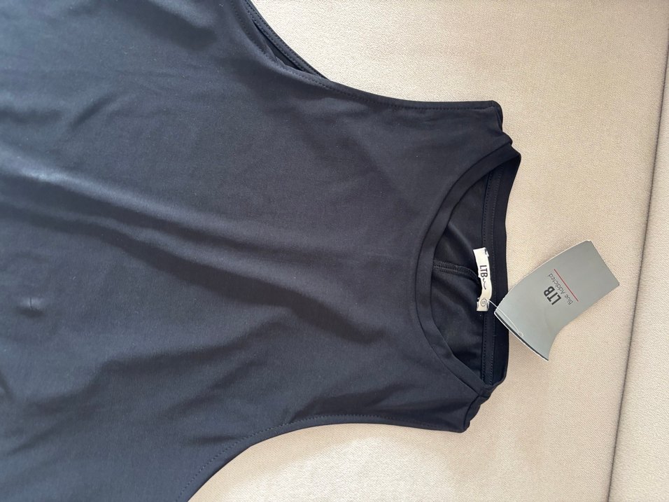 Kadın Siyah Yüksek Yakalı Kolsuz Atlet - Görsel 2