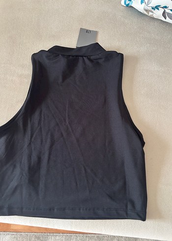 Siyah Yüksek Yakalı Kolsuz Crop Top - Görsel 3