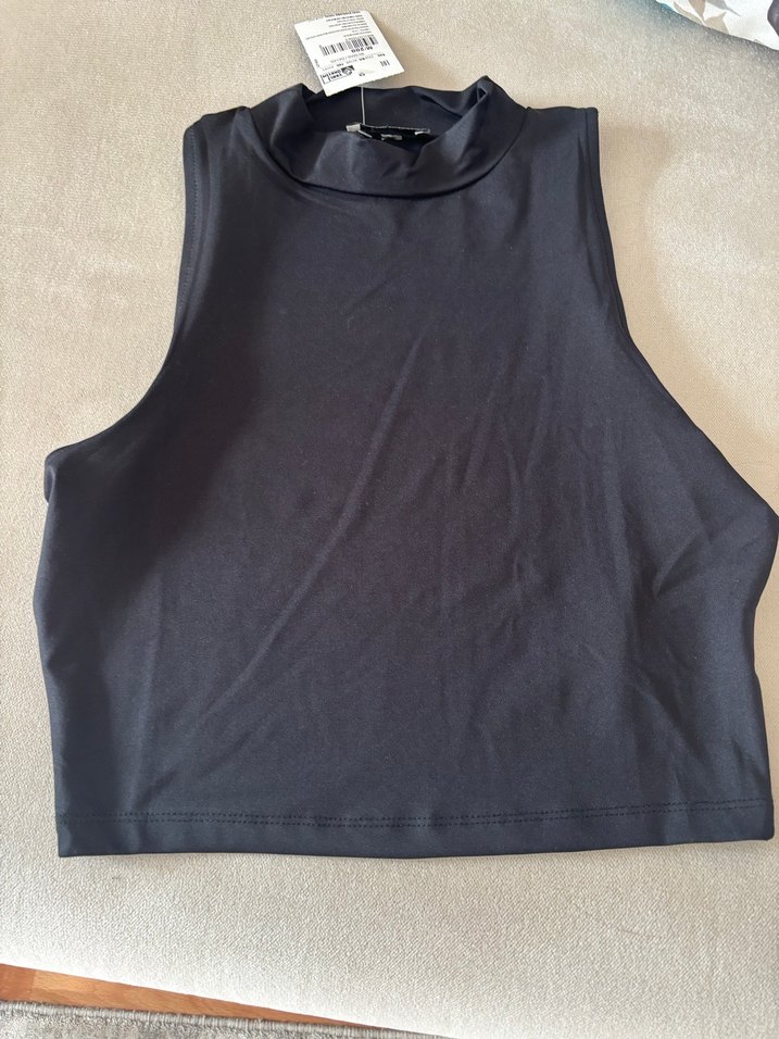 Siyah Yüksek Yakalı Kolsuz Crop Top - Görsel 2