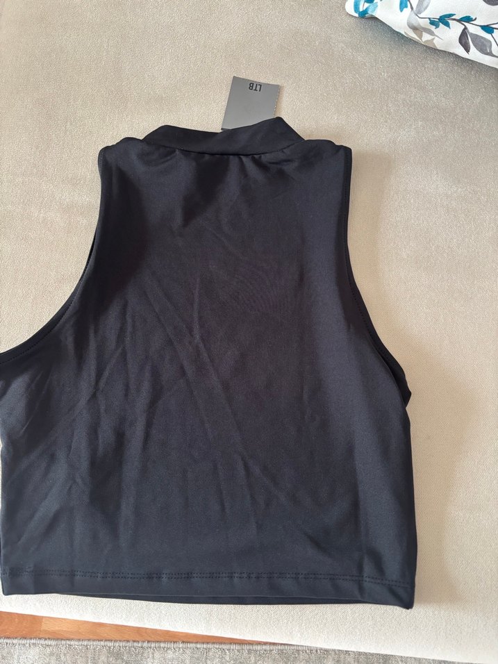 Siyah Yüksek Yakalı Kolsuz Crop Top - Görsel 3