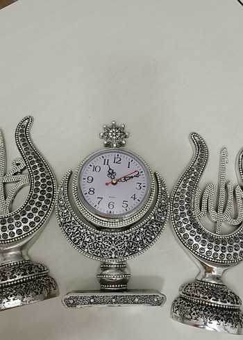 Gümüş Renkli Masa Saati ve Dekoratif Süsler