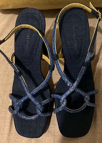 Koyu Mavi Nakışlı Denim Dolgu Topuklu Kadın Ayakkabı