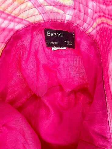 Beden Bershka Şapka %70 İndirimli.