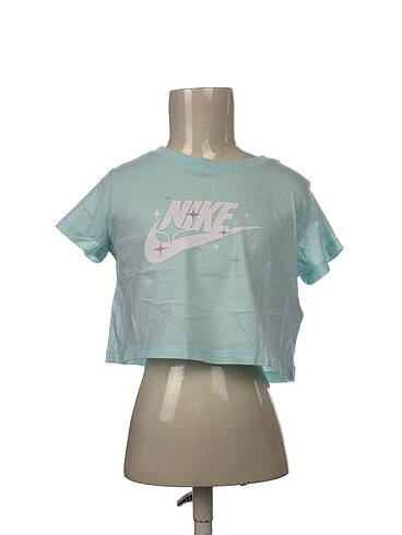 Nike T-shirt %70 İndirimli.