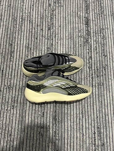 Adidas Adidas yezzy azhel 42 numara
