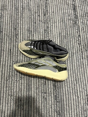 42 Beden ten rengi Renk Adidas yezzy azhel 42 numara