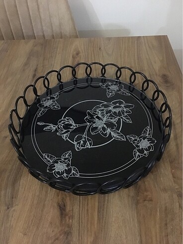 Siyah metal tepsi ve lokumluk