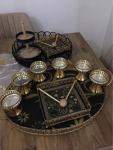 Diğer Siyah metal tepsi ve lokumluk