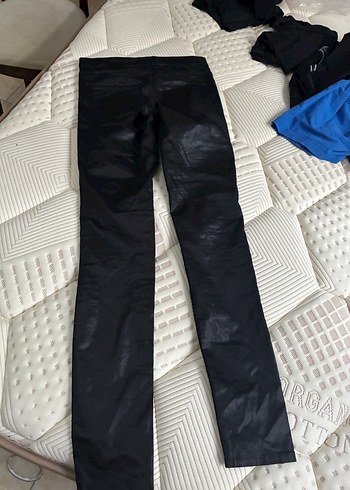 Siyah deri görünümlü pantolon - Görsel 2