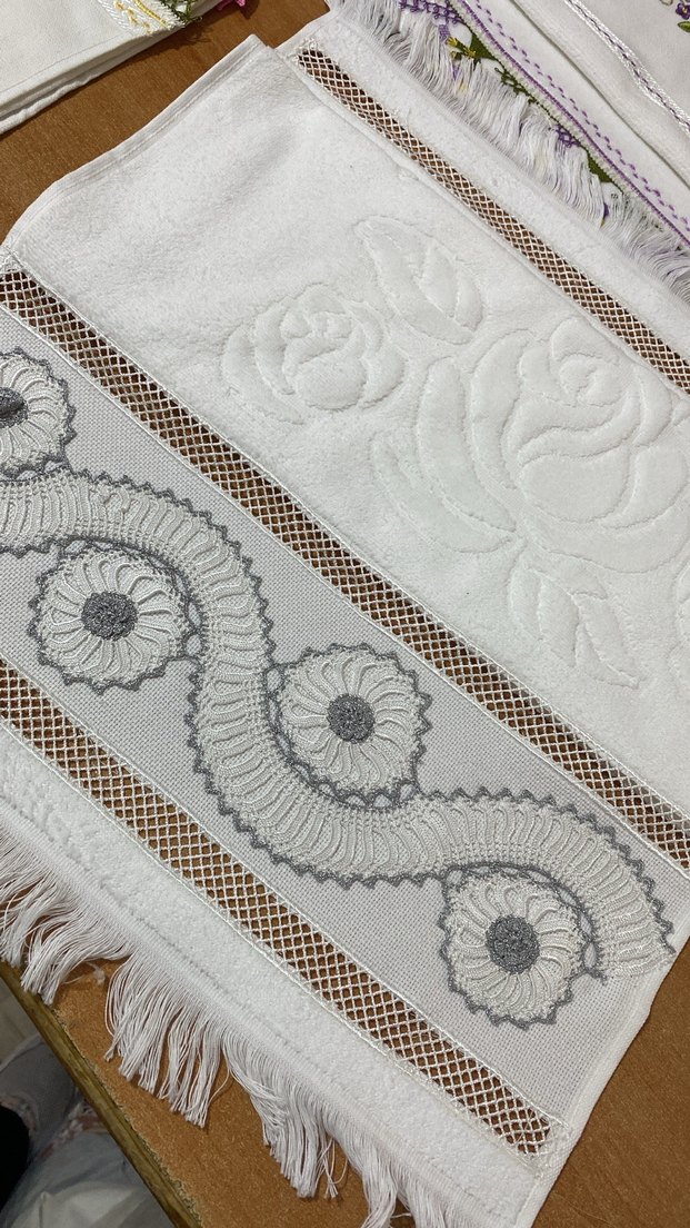 Nakışlı Beyaz ve Gri Havlu - Görsel 2