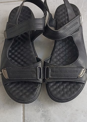 Bayan Siyah Tokalı Lastik Sandalet - Görsel 3