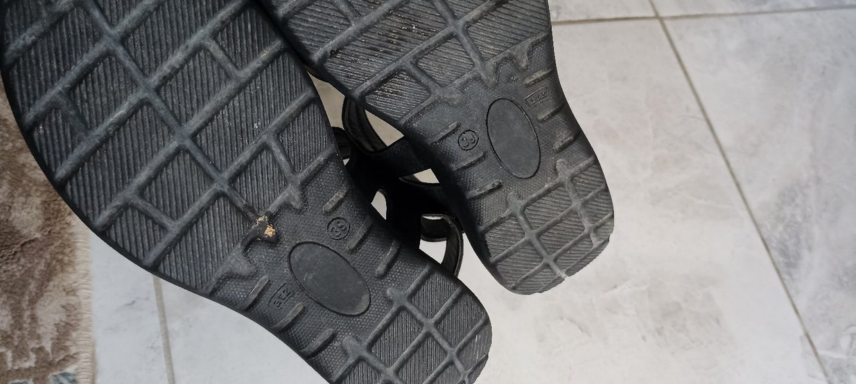 Bayan Siyah Tokalı Lastik Sandalet - Görsel 4