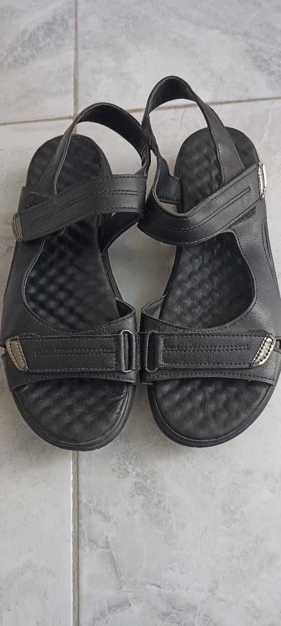 Bayan Siyah Tokalı Lastik Sandalet - Görsel 3