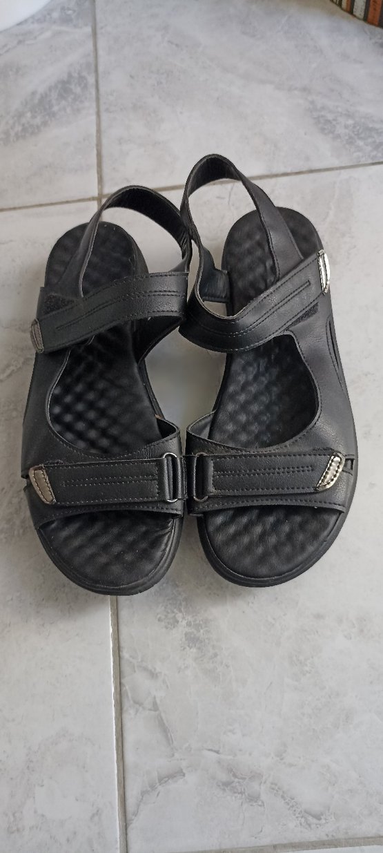 Bayan Siyah Tokalı Lastik Sandalet - Görsel 2