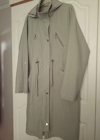 Gri Uzun Düğmeli Kadın Yağmurluk Trençkot - Görsel 2