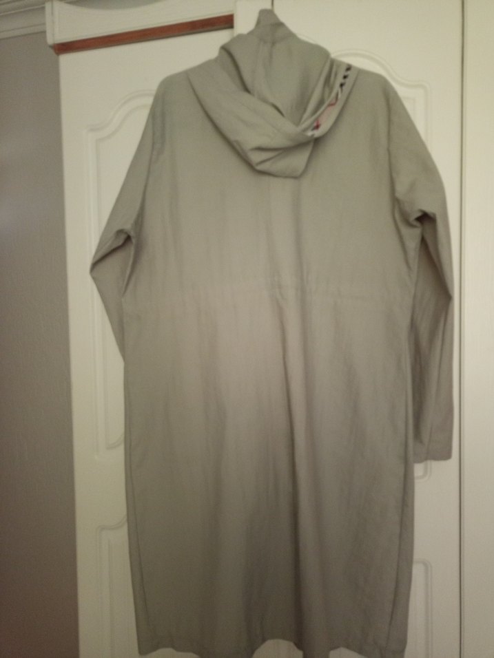 Gri Uzun Düğmeli Kadın Yağmurluk Trençkot - Görsel 3