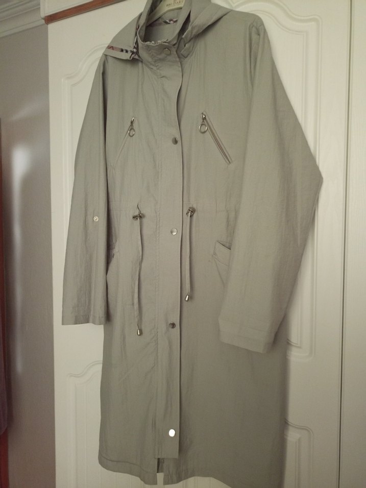 Gri Uzun Düğmeli Kadın Yağmurluk Trençkot - Görsel 2