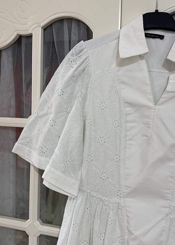 V Yaka Kısa Kollu Beyaz Nakışlı Elbise - Görsel 5