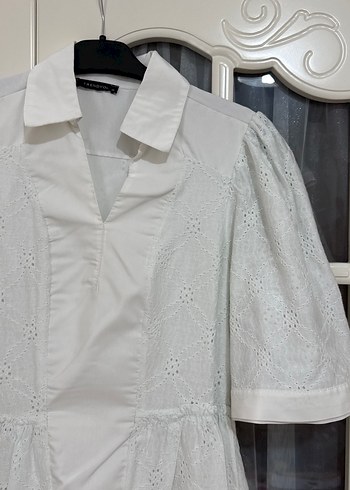 V Yaka Kısa Kollu Beyaz Nakışlı Elbise - Görsel 6