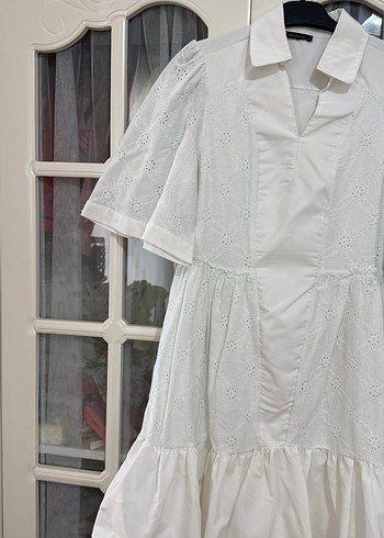 V Yaka Kısa Kollu Beyaz Nakışlı Elbise - Görsel 2