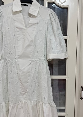 V Yaka Kısa Kollu Beyaz Nakışlı Elbise - Görsel 3