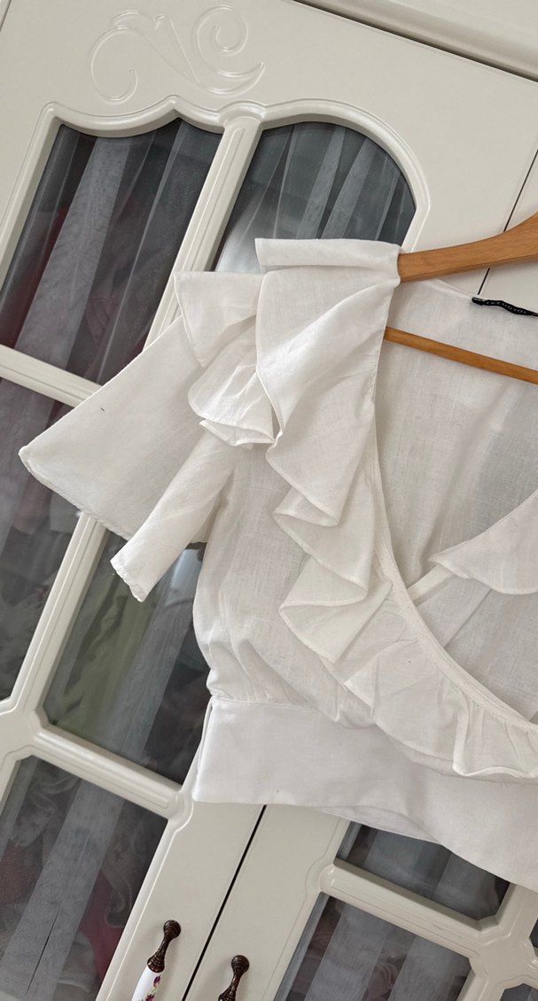 Beyaz Keten V Yaka Fırfırlı Bluz - Görsel 2