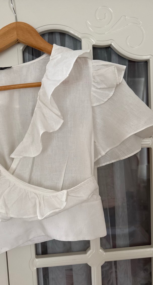 Beyaz Keten V Yaka Fırfırlı Bluz - Görsel 3