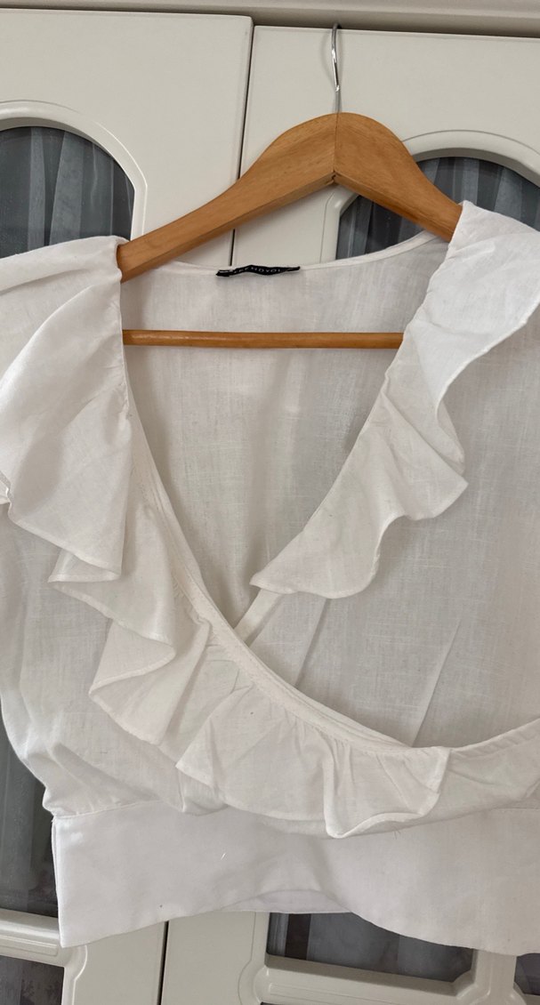 Beyaz Keten V Yaka Fırfırlı Bluz - Görsel 4