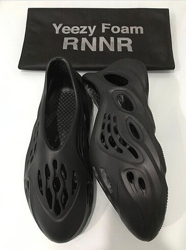 YEEZY FOAM runner