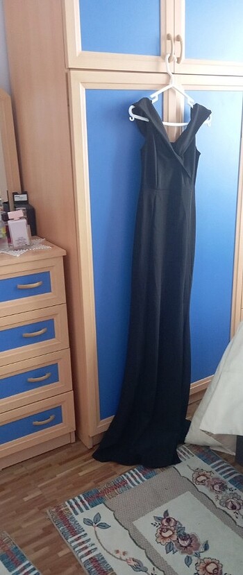 Yirtmac detayli uzun abiye elbise 